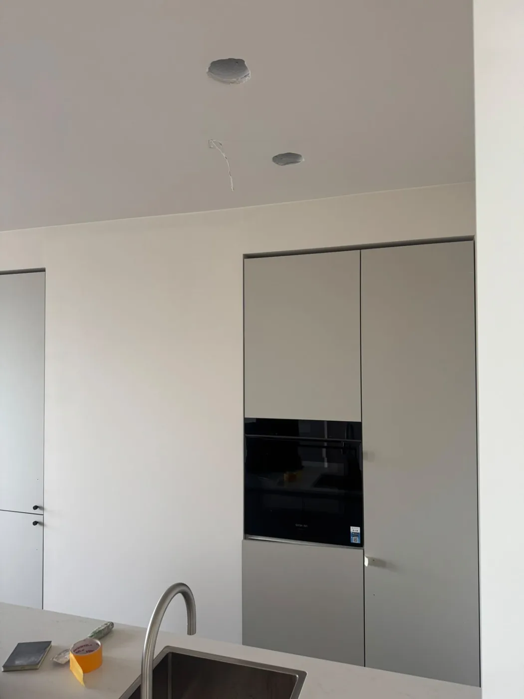 Kozijn en plinten rond een keuken strak afgelakt