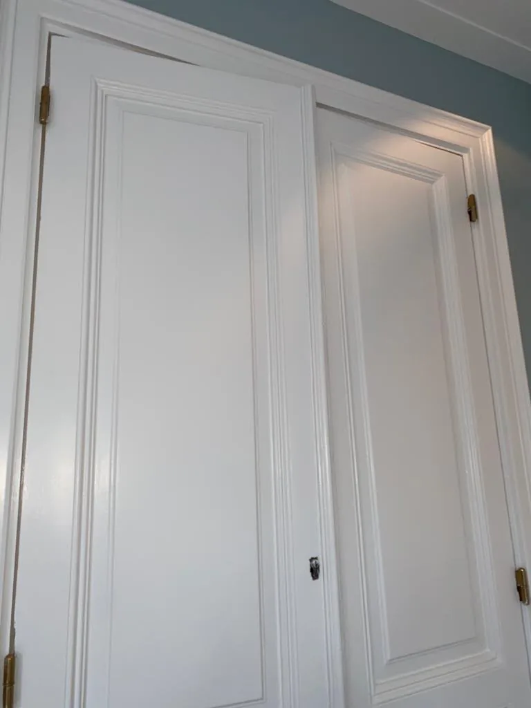 Witte kastdeuren en panelen strak afgelakt