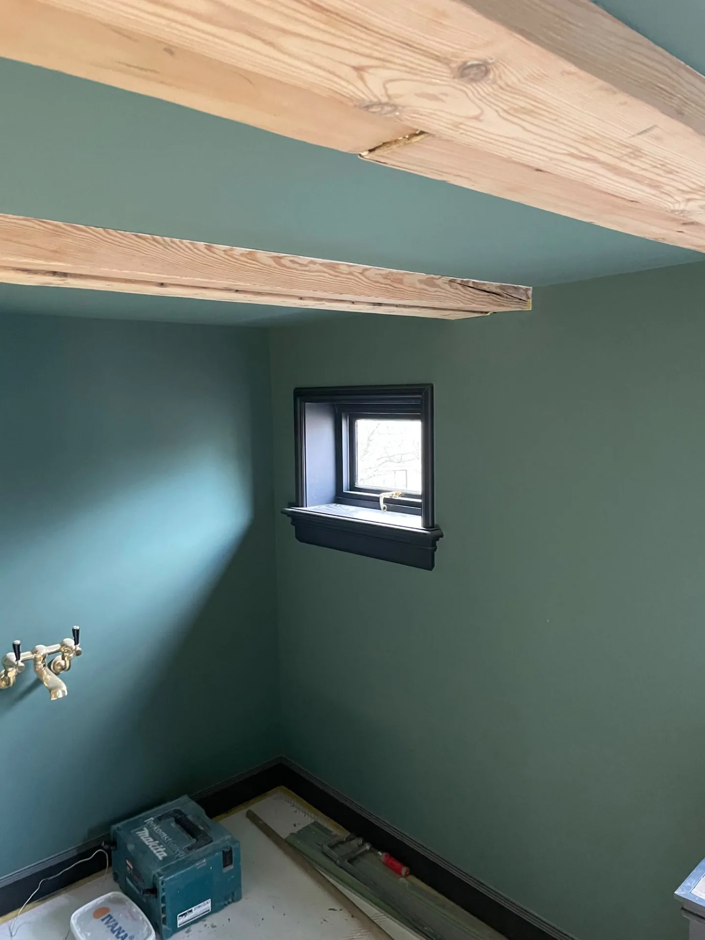 Kamer in een diepe groene tint tijdens de uitvoering van het schilderwerk
