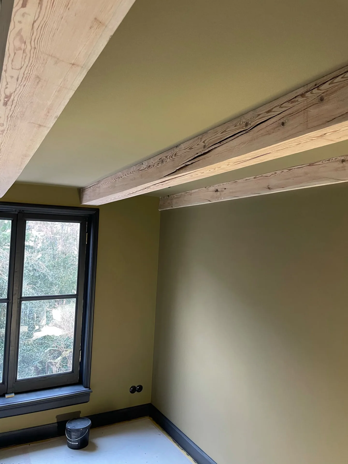Kamer in een olijfgroene tint tijdens de uitvoering van het schilderwerk