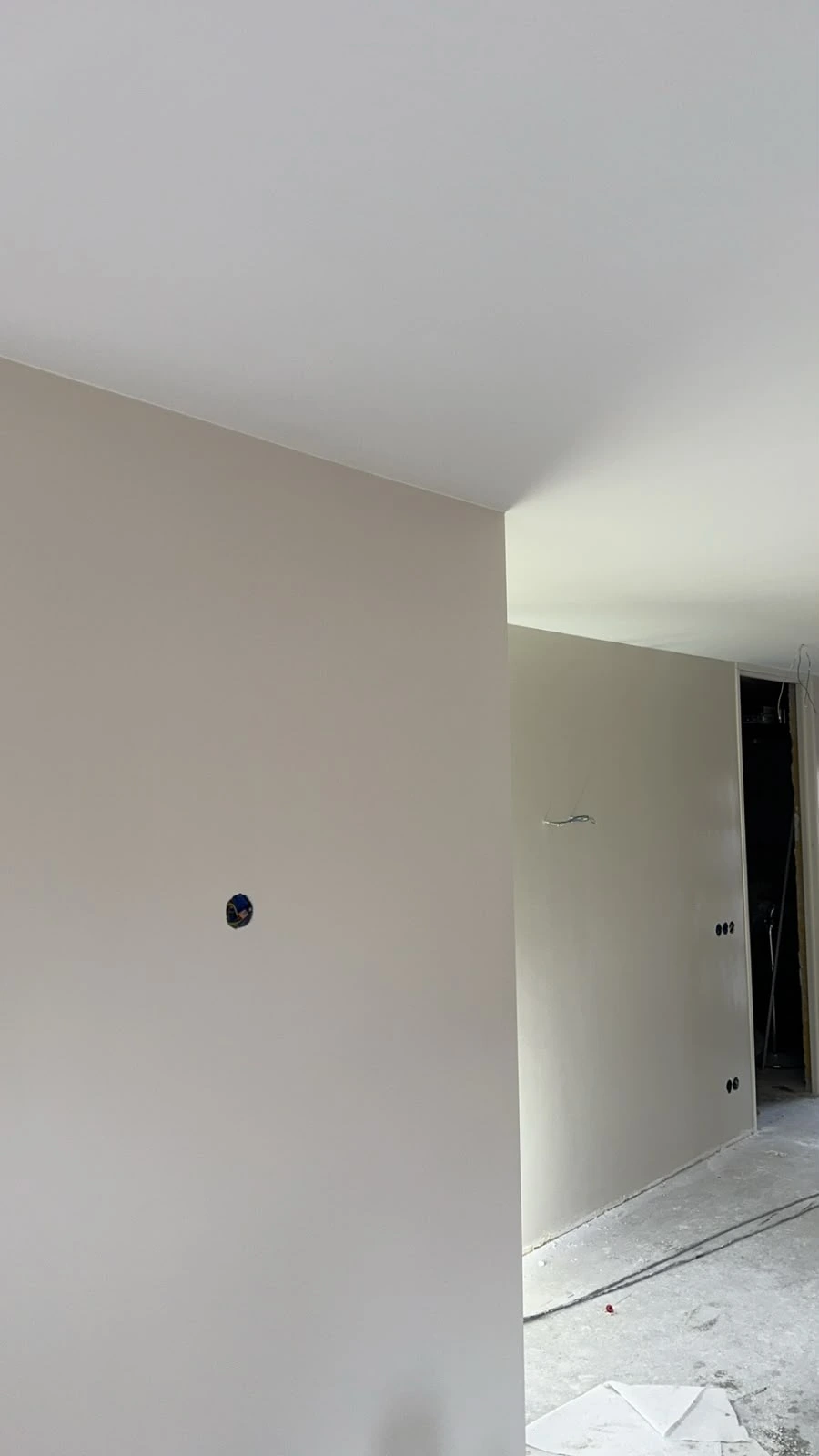 Strak afgewerkte wanden en plafond in een warme tint